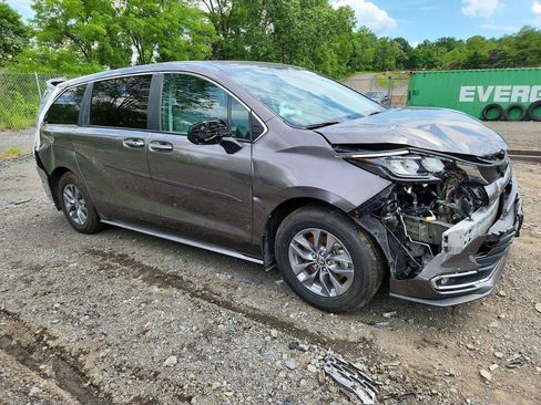 Used 2024 Toyota Sienna XLE AWD/4WD image 1