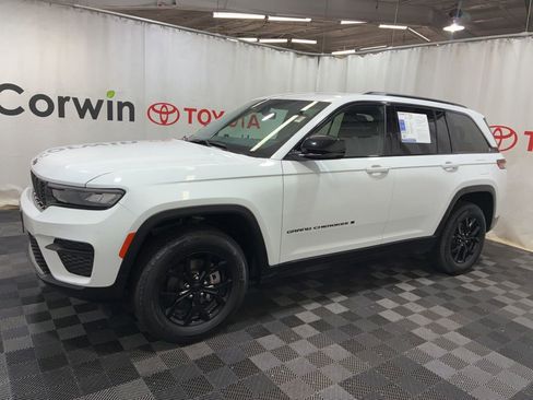Used 2025 Jeep Grand Cherokee Altitude AWD/4WD image 4