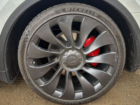 Used 2022 Tesla Model Y Performance image 8