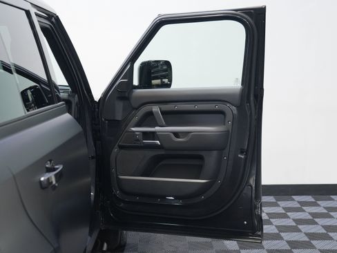 Used 2025 Land Rover Defender 110 V8 AWD/4WD image 23