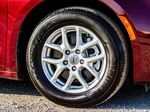 Used 2023 Chrysler Pacifica Touring-L image 10