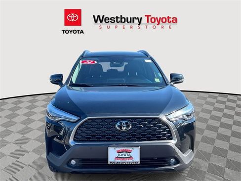 Used 2024 Toyota Corolla Cross XLE image 3