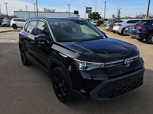 Used 2025 Volkswagen Taos SE image 3