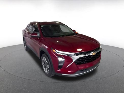 Used 2025 Chevrolet Trax LT image 3