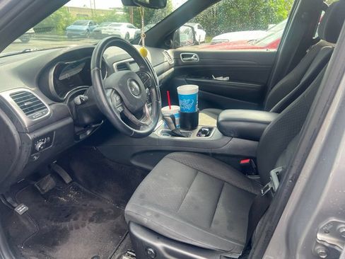 Used 2018 Jeep Grand Cherokee Laredo RWD image 2