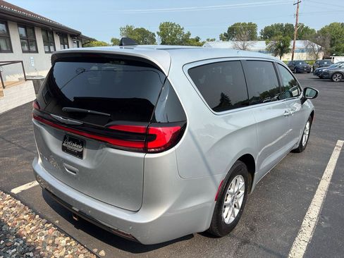 Used 2023 Chrysler Pacifica Touring FWD image 3