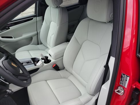 New 2026 Porsche Macan image 5