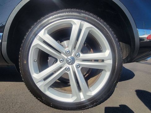 Used 2017 Volkswagen Touareg Executive AWD/4WD image 36