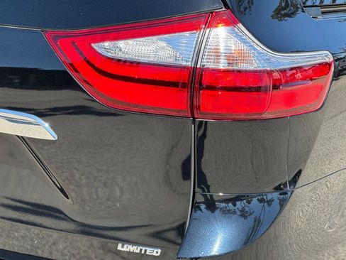 Used 2017 Toyota Sienna Limited Premium w/ Advanced Technology Package FWD image 28