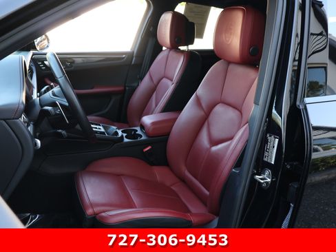 Used 2022 Porsche Macan AWD/4WD image 2