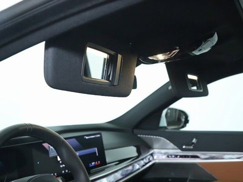 Used 2025 BMW 740i xDrive image 21