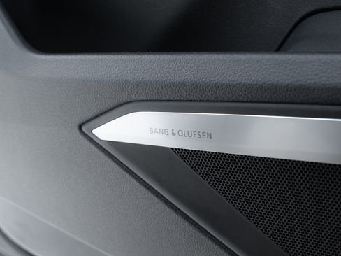 Used 2019 Audi e-tron Prestige w/ Prestige Package image 19