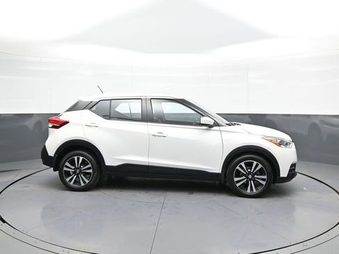 Used 2018 Nissan Kicks SV image 5