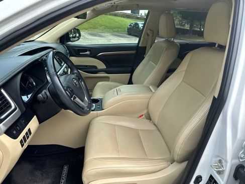 Used 2019 Toyota Highlander Limited FWD image 13