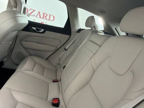 Used 2018 Volvo XC60 T5 Momentum w/ Convenience Package AWD/4WD image 12