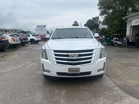 Used 2016 Cadillac Escalade Luxury AWD/4WD image 2