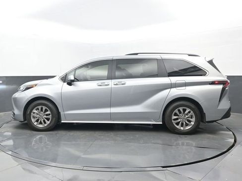 Used 2025 Toyota Sienna LE image 7