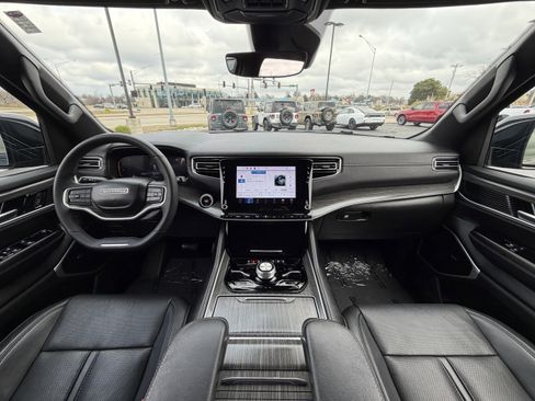 Used 2023 Jeep Wagoneer Series III w/ Premium Group I image 12