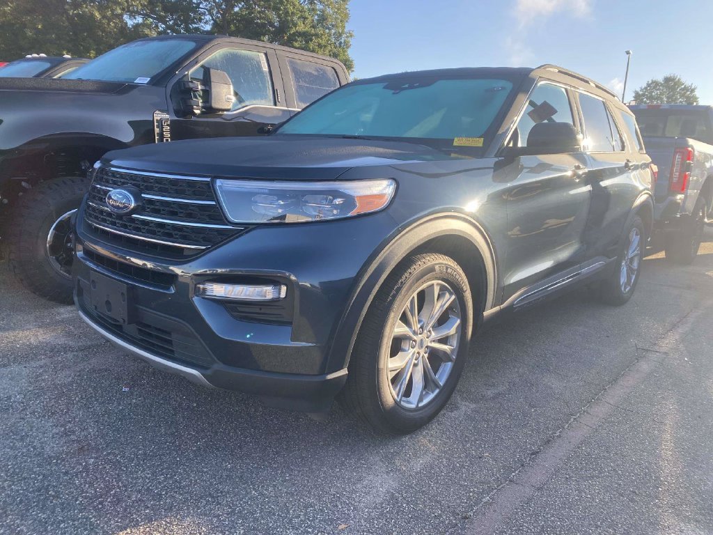Used 2024 Ford Explorer XLT w/ Equipment Group 202A RWD image 3
