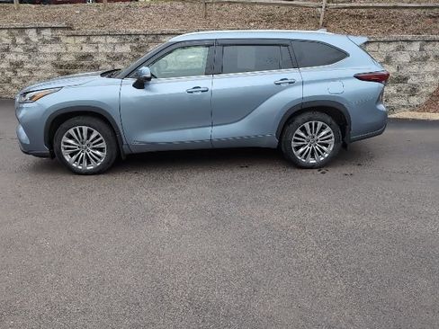 Used 2024 Toyota Highlander Platinum image 6