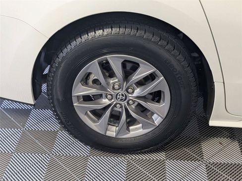 Certified 2022 Toyota Sienna XLE FWD image 11