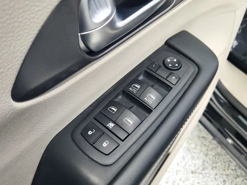 Used 2023 Chrysler Pacifica Touring-L FWD image 22