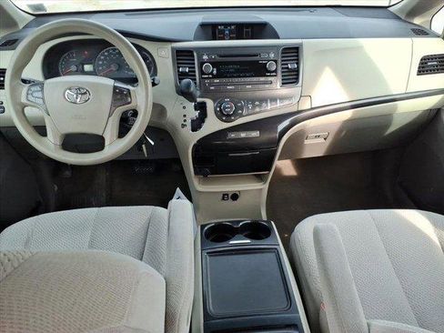 Used 2013 Toyota Sienna LE w/ Towing Pkg image 18