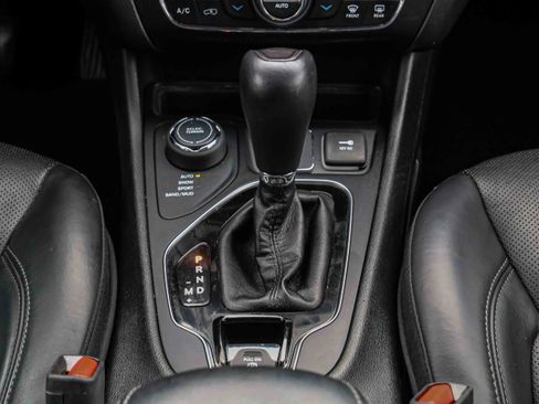 Used 2019 Jeep Cherokee Limited image 15