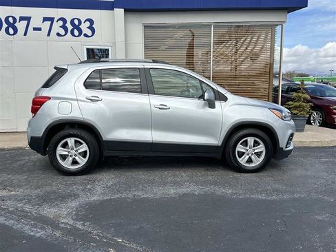 Used 2019 Chevrolet Trax LT w/ LT Convenience Package FWD image 2