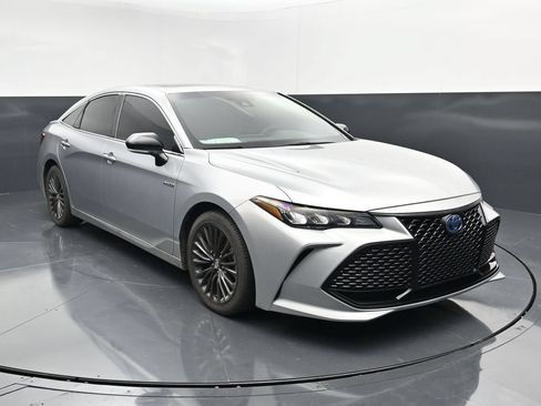 Used 2020 Toyota Avalon XSE FWD image 2