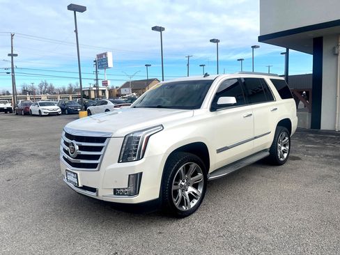 Used 2015 Cadillac Escalade Luxury image 2