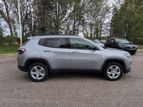Used 2024 Jeep Compass Latitude w/ Convenience Group AWD/4WD image 2