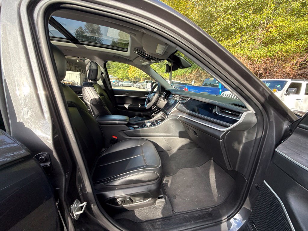 Used 2023 Jeep Grand Cherokee 30th Anniversary AWD/4WD image 9