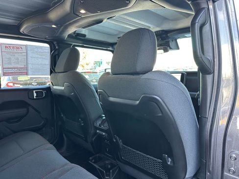 Used 2025 Jeep Wrangler Rubicon image 17