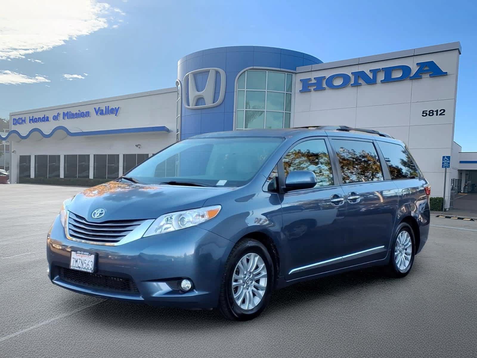 Used 2015 Toyota Sienna XLE w/ XLE Navigation Package FWD image 1