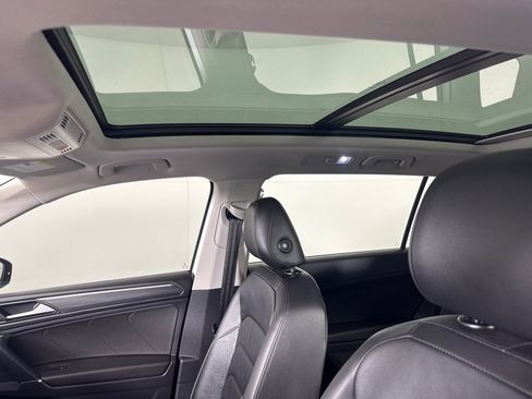 Used 2018 Volkswagen Tiguan SEL Premium image 16