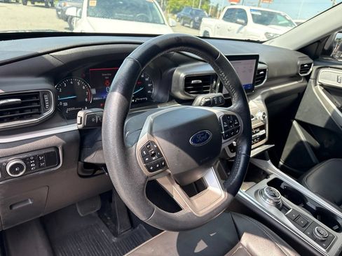Used 2023 Ford Explorer XLT w/ Equipment Group 202A AWD/4WD image 4