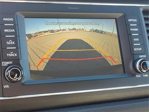 Used 2017 Kia Sedona LX w/ LX Essentials Premium Package image 10