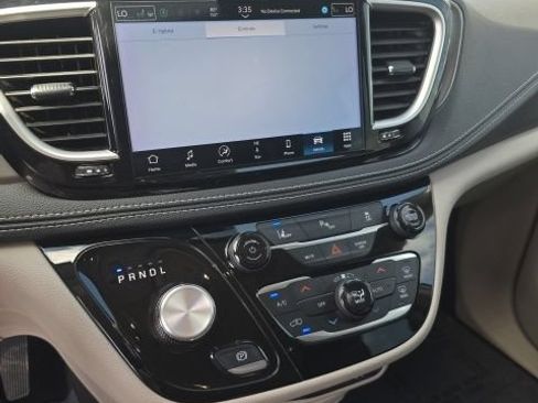 Used 2024 Chrysler Pacifica Limited FWD image 18