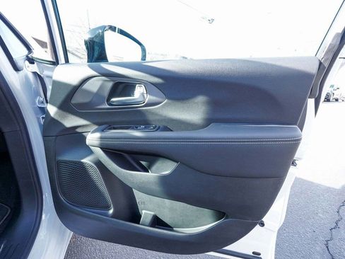 New 2026 Chrysler Pacifica Select image 12