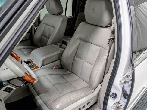Used 2011 Lincoln Navigator L 4WD image 19