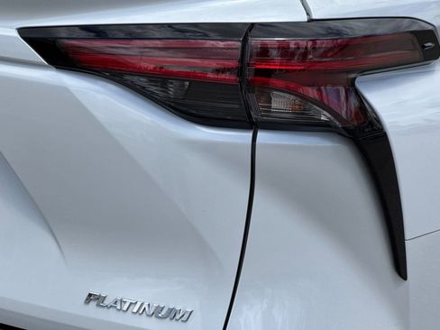 Used 2025 Toyota Sienna Platinum FWD image 29