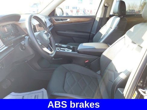 Used 2025 Volkswagen Atlas SE image 13
