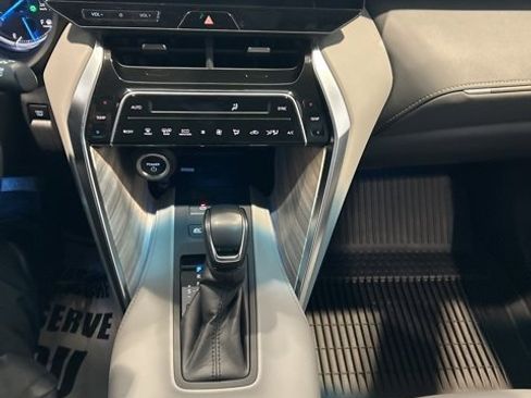 Used 2023 Toyota Venza XLE image 12