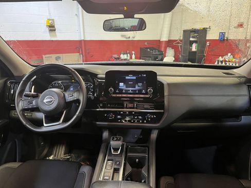 Used 2025 Nissan Pathfinder SV image 33