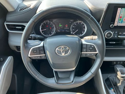 Used 2023 Toyota Highlander LE FWD image 12