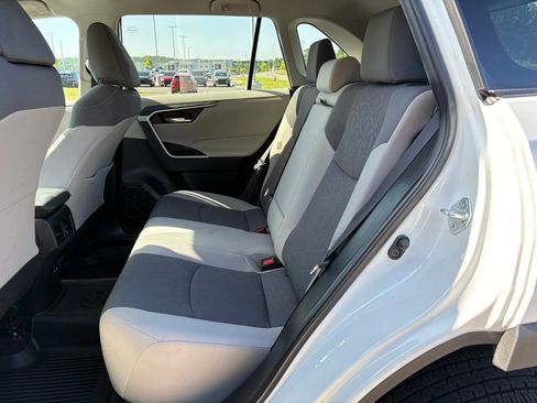 Used 2022 Toyota RAV4 XLE FWD image 31