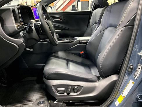 Certified 2025 Toyota Crown Signia image 8