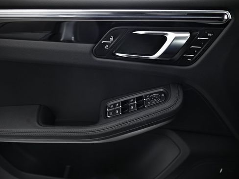 Certified 2025 Porsche Macan image 19