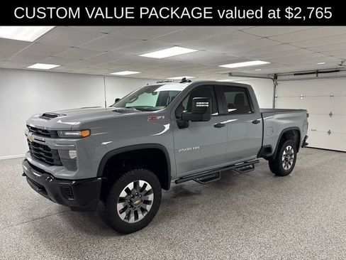 Used 2024 Chevrolet Silverado 2500 Custom w/ Custom Value Package image 3